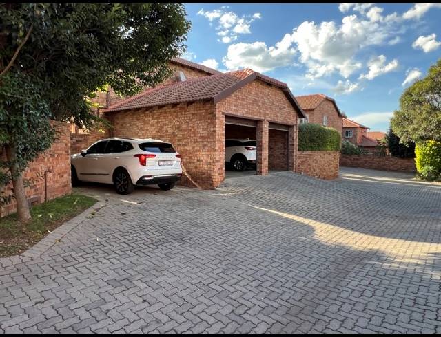 4 BEDROOM TOWNHOUSE FOR SALE IN SUNDOWNER